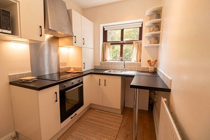 1 Bedroom Flat For Sale In Chunal Lane, Glossop, SK13