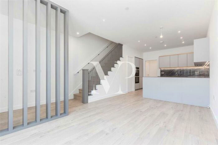 3 Bedroom House To Rent In Spring Park Drive, Woddberry, London, N4