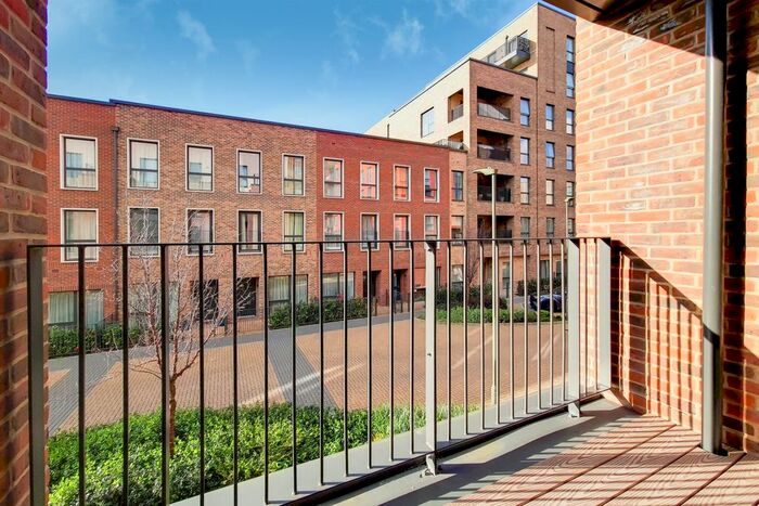 3 Bedroom Maisonette To Rent In Thonrey Close, Edgware, NW9