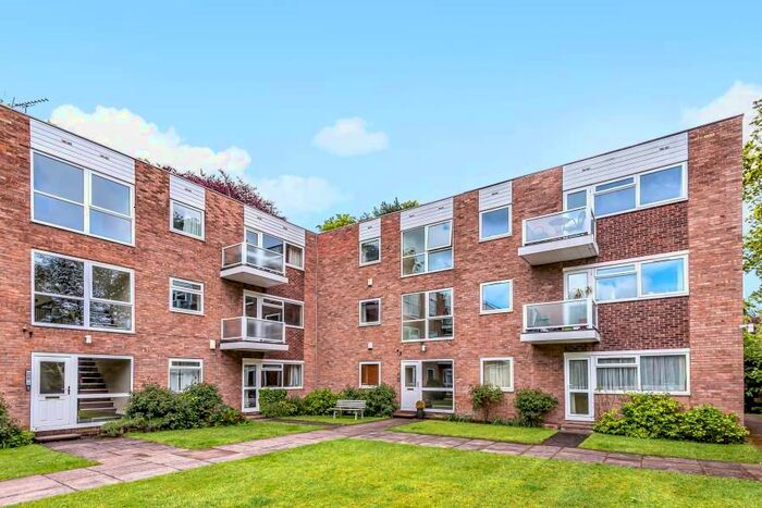 2 Bedroom Flat To Rent In Garden View Court, Leeds, West Yorkshire, Uk, LS8