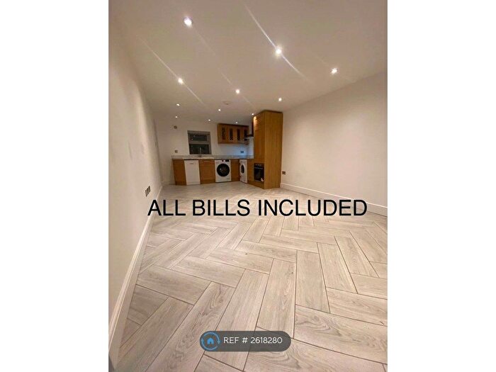1 Bedroom Flat To Rent In Oakridge Road, High Wycombe, HP11