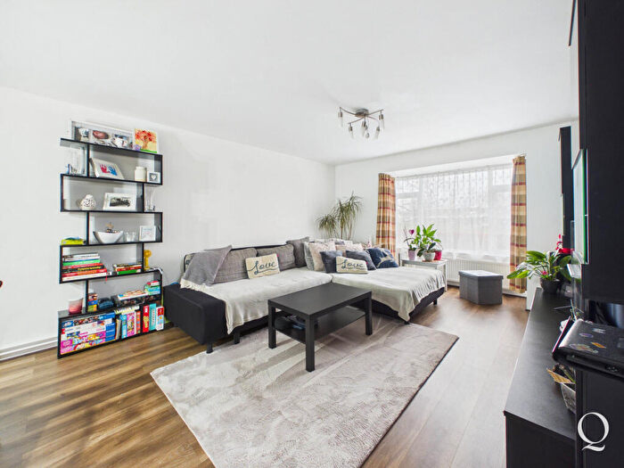 2 Bedroom Flat For Sale In Simmonds Close, Oakdale, BH15