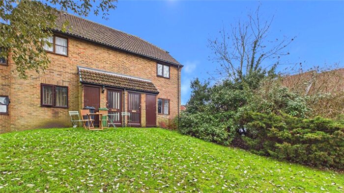 1 Bedroom Flat For Sale In Bluebell Rise, Lightwater, Surrey, GU18