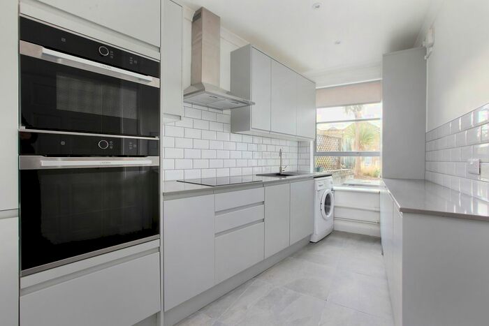 2 Bedroom Flat To Rent In Fulham Island, Farm Lane, London, SW6