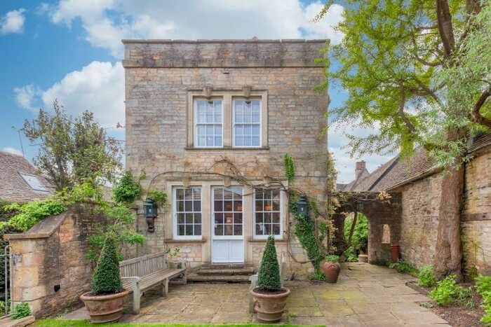 4 Bedroom Detached House To Rent In High Street, Burford, OX18