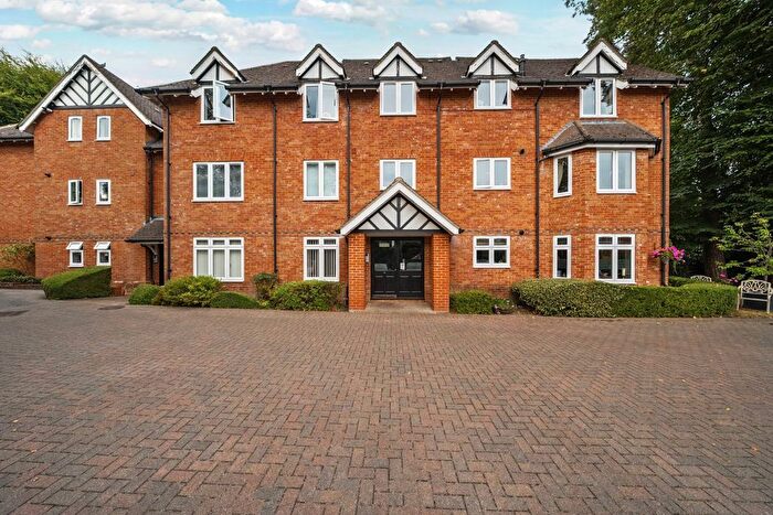 2 Bedroom Flat For Sale In Lefroy Park, Fleet, Hampshire, GU51