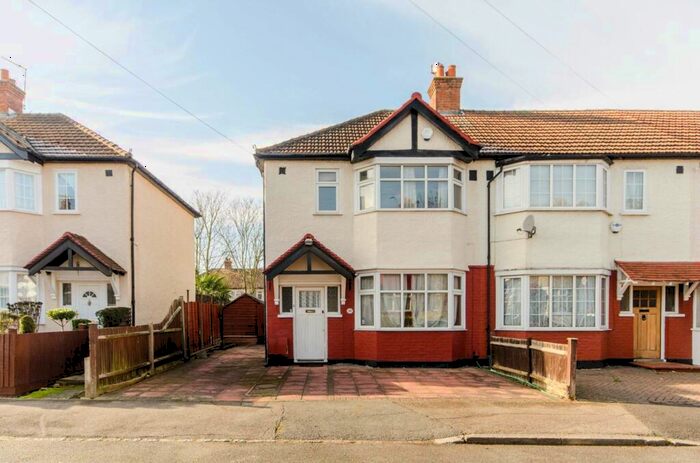 3 Bedroom Semi-Detached House To Rent In Consfield Avenue, Motspur Park, New Malden, KT3