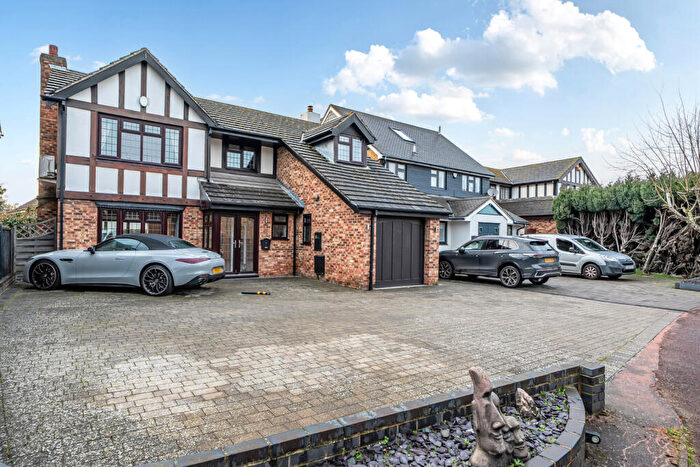 4 Bedroom Detached House For Sale In Heathwood Walk, Bexley, Kent, DA5