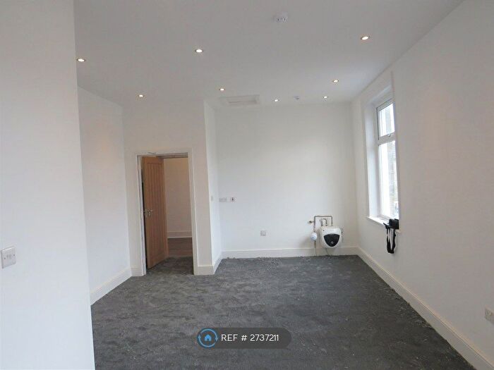 Studio To Rent In Huddersfield Road, Dewsbury, WF13
