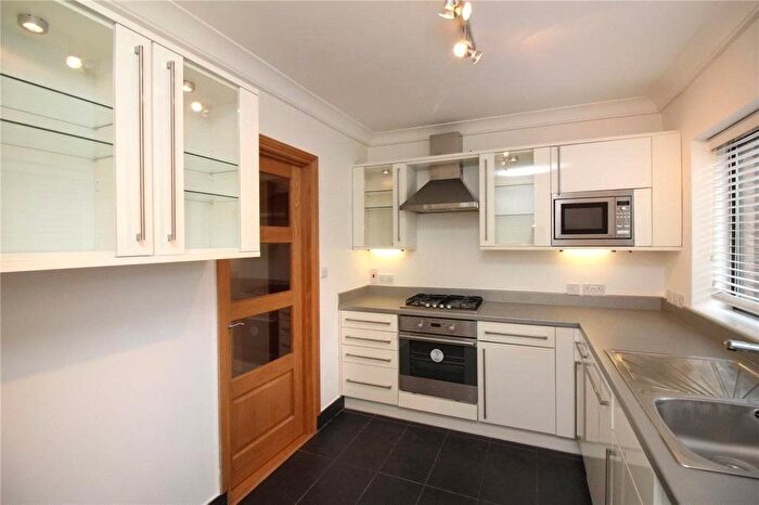 2 Bedroom Flat To Rent In Spencer Close, London, N3