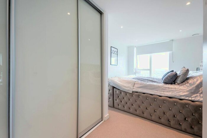 2 Bedroom Flat To Rent In Saffron Central Square, Croydon, CR0