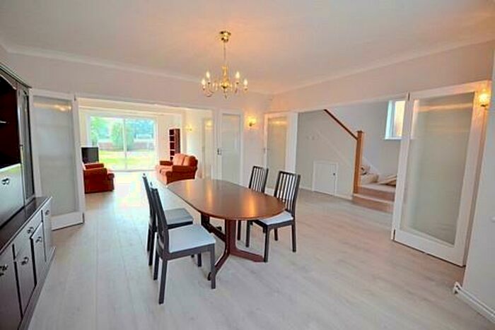 4 Bedroom Semi-Detached House To Rent In Southover, Woodside Park, London, N12