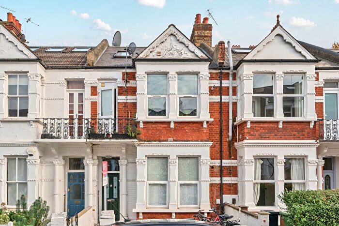 2 Bedroom Flat For Sale In Stanlake Road, London, W12