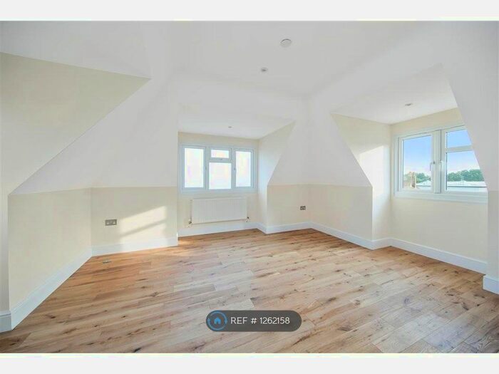 2 Bedroom Flat To Rent In Cobham, Cobham KT11