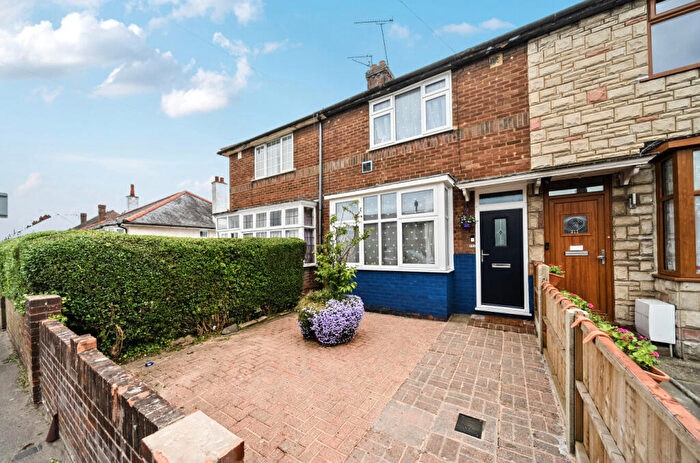 2 Bedroom Terraced House For Sale In Luton Road, Dunstable, Bedfordshire, LU5