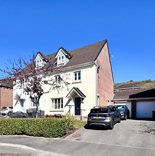 4 Bedroom Semi-Detached House For Sale In Glas Y Gors, Cwmbach, Aberdare, CF44
