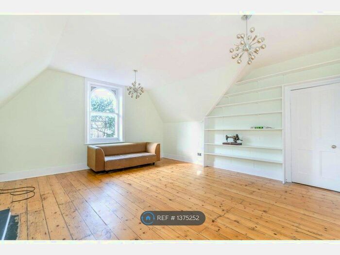 3 Bedroom Flat To Rent In Burnt Ash Hill, London, SE12