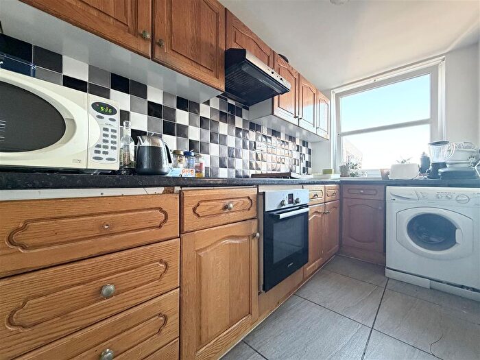 2 Bedroom Flat For Sale In Kingston Hill, Kingston Upon Thames, KT2