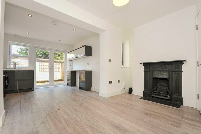 2 Bedroom Flat To Rent In College Road, Bromley, BR1