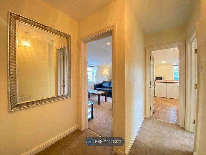 2 Bedroom Flat To Rent In High Street, Windsor, SL4