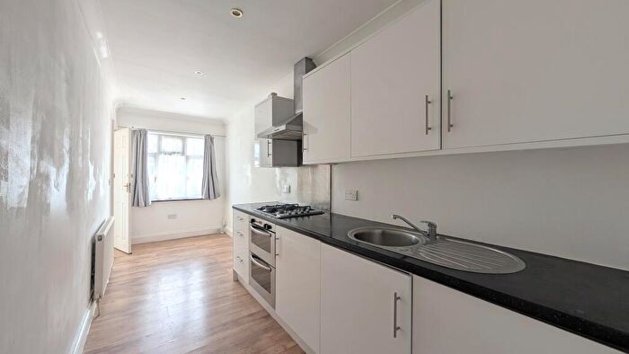 Flat To Rent In Kenmore Avenue, Harrow, HA3
