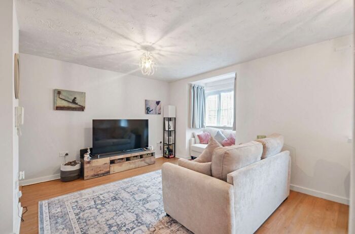 1 Bedroom Flat For Sale In Vancouver Road, Broxbourne, EN10