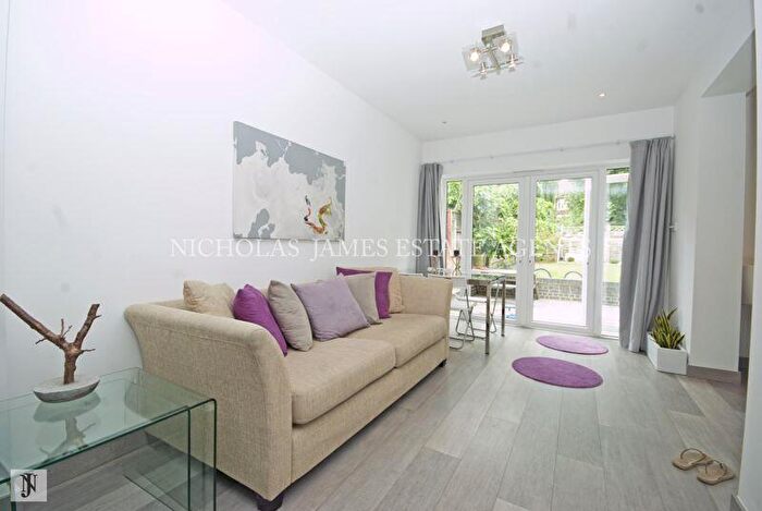 2 Bedroom Flat To Rent In Burford Gardens, Palmers Green, N13