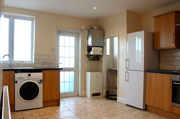 3 Bedroom Flat To Rent In Parklands Parade, Bath Road, Hounslow, TW5