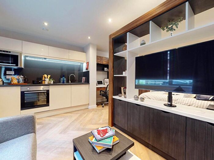 Apartment To Rent In Apt, Live Oasis Wade Lane #, LS2