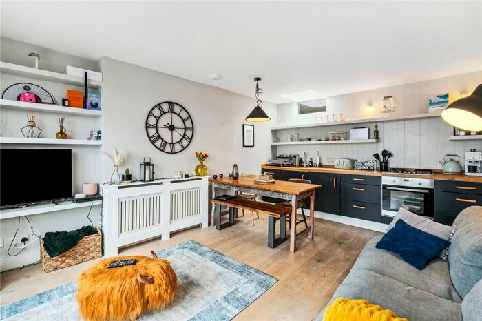 2 Bedroom Flat To Rent In Hammersmith Grove, London, W6