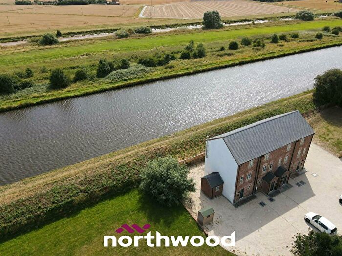 3 Bedroom Town House For Sale In Spring Cottages, Sugar Mill Ponds, Rawcliffe Bridge, Goole, DN14