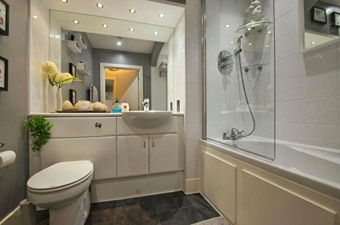 1 Bedroom Flat For Sale In Jones Point House, Ferry Court, Cardiff, CF11