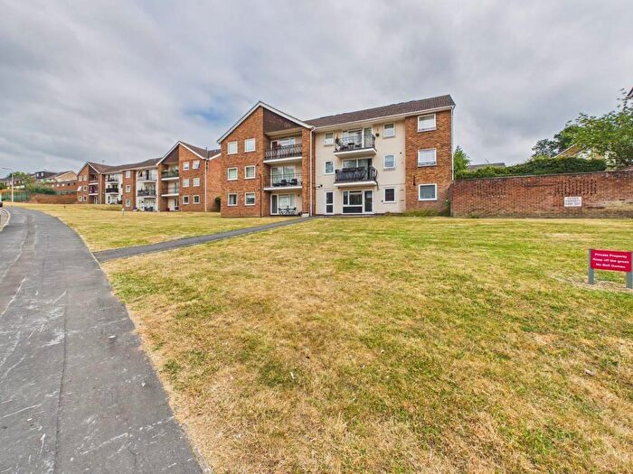 3 Bedroom Apartment For Sale In Robin Way, Tilehurst, Reading, RG31