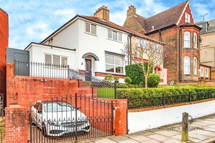 4 Bedroom End Of Terrace House For Sale In Brent Road, London, SE18