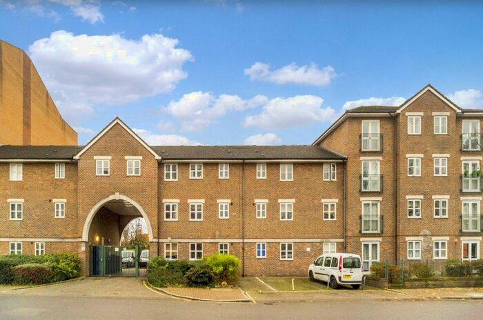 3 Bedroom Flat To Rent In Caravel Close, London, E14