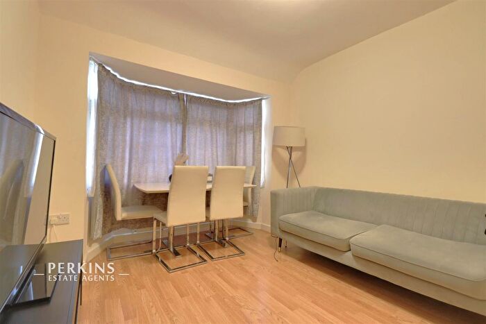 3 Bedroom Flat To Rent In Perivale, UB6