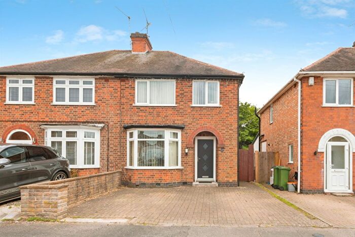 3 Bedroom Semi Detached House For Sale In Oakleigh Avenue, Glen Parva, Leicester, LE2