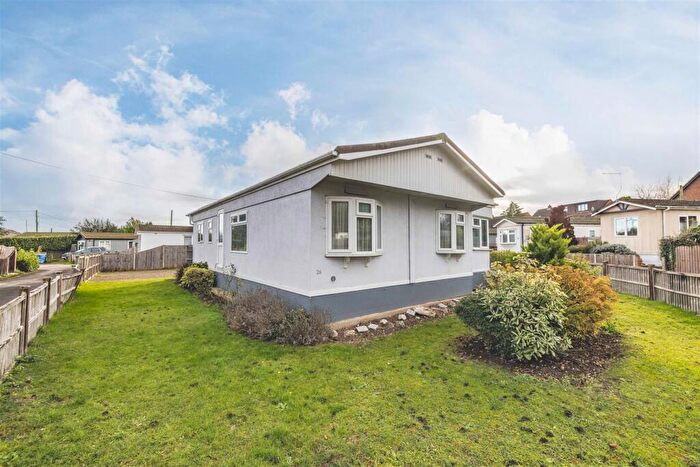 3 Bedroom Park Home For Sale In Heywood Gardens, Maidenhead, SL6