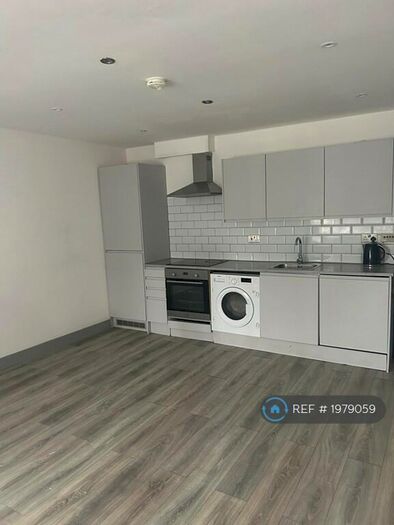 2 Bedroom Flat To Rent In Central Road, Stanford-Le-Hope, SS17