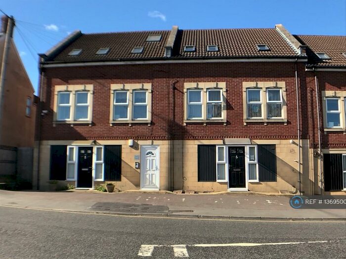 2 Bedroom Flat To Rent In Felix Court, Kingswood, Bristol, BS15