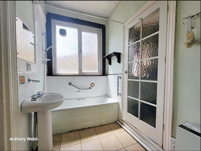 1 Bedroom Flat For Sale In Burford Gardens, Palmers Green, N13