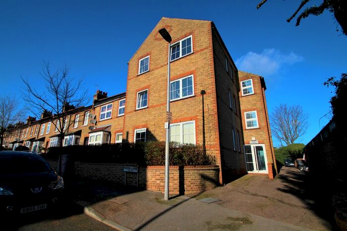 1 Bedroom Flat To Rent In Cumberland Court, Horn Lane, IG8