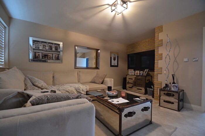 2 Bedroom Flat To Rent In High Street, Shepperton, TW17