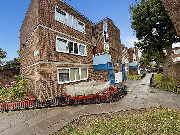 3 Bedroom Flat For Sale In Darenth Road, Hackney, London, N16