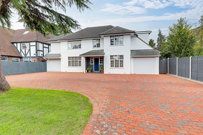 4 Bedroom Detached House For Sale In Upper Brighton Road, Charmandean, Worthing, BN14