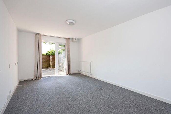 1 Bedroom Apartment For Sale In Ambrose Road | Cliftonwood, BS8 - Photo 2