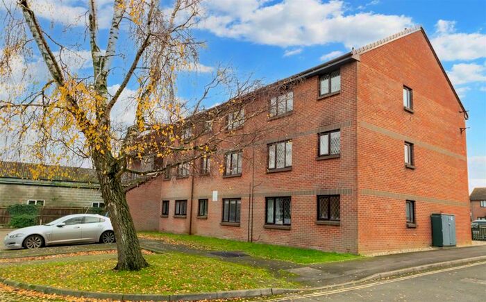 2 Bedroom Flat To Rent In Drum Mead, Petersfield, GU32