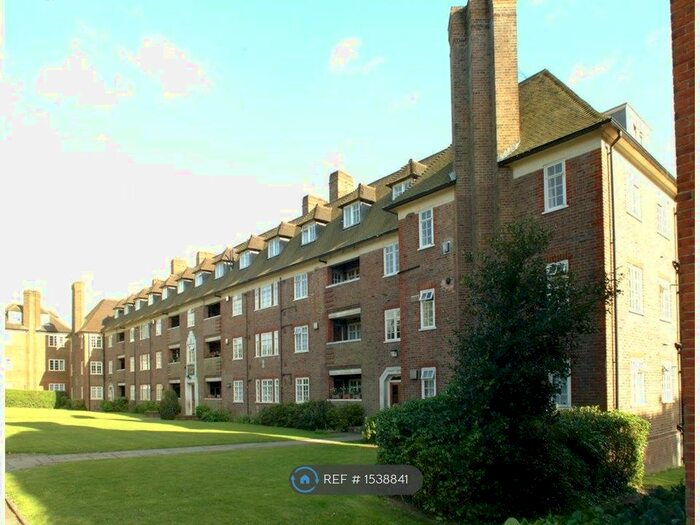 Studio To Rent In Lyttelton Court, London, N2