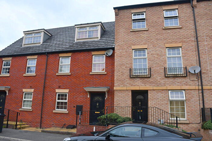 3 Bedroom Town House To Rent In Shaftesbury Crescent, DE23