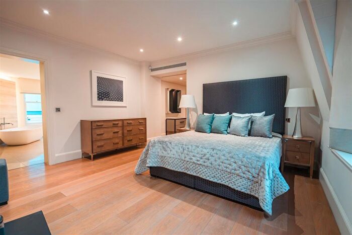 2 Bedroom Flat To Rent In Duke Street, Mayfair, W1K
